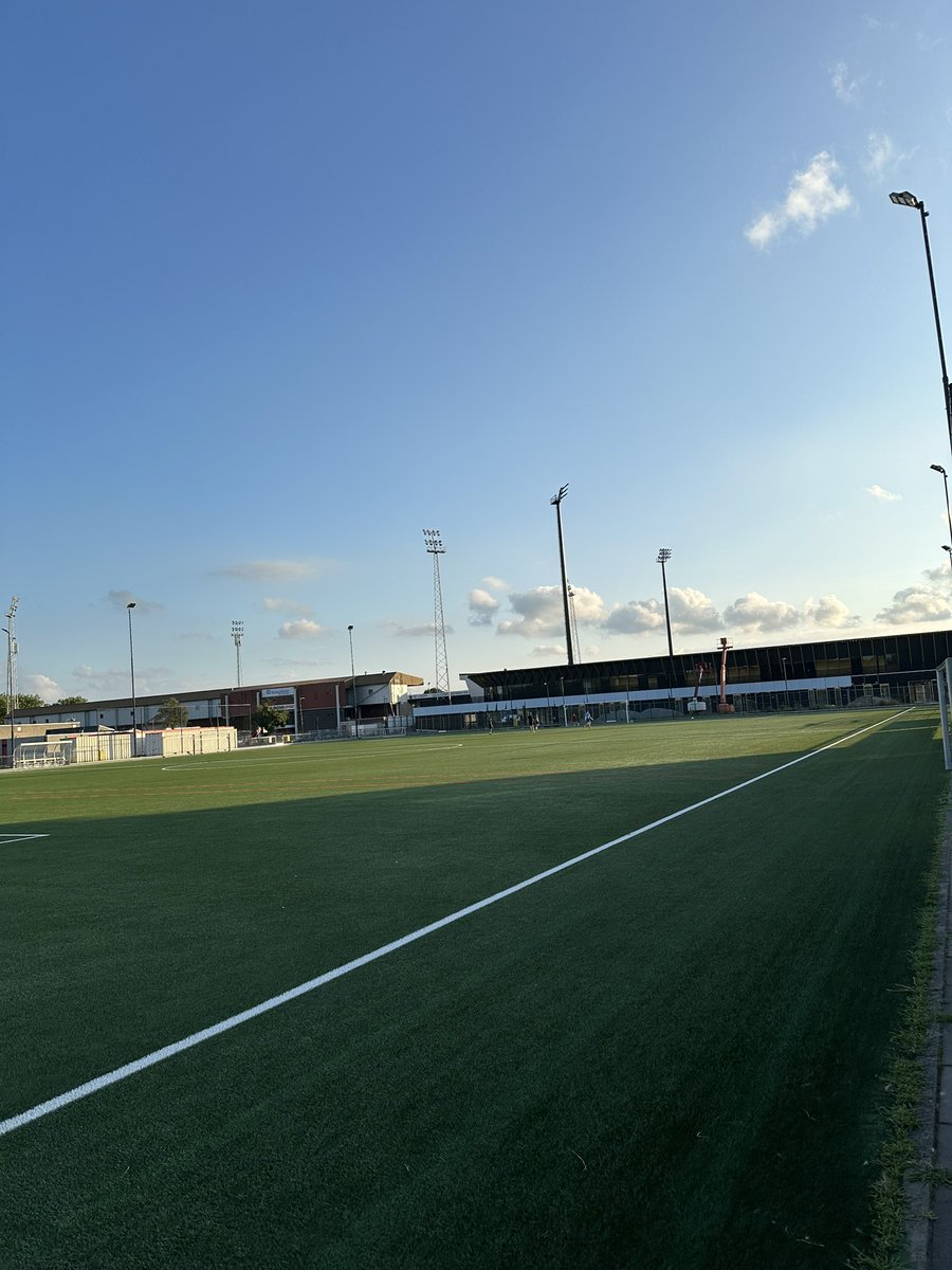 patbeekmans's tweet photo. Helmond Sport: Oude én nieuwe stadion. #helmondsport #debraak https://t.co/NwqQJhubNM