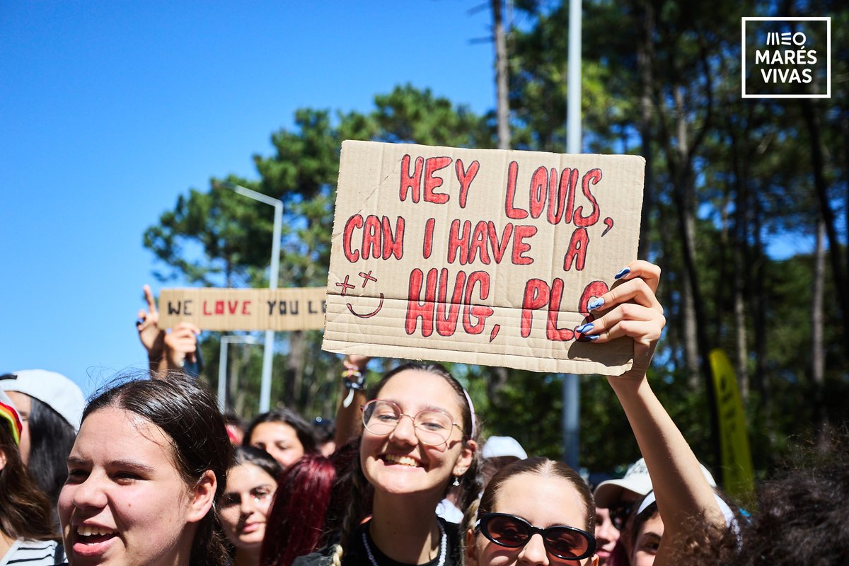 Hoje é o terceiro e último dia do festival MEO Marés Vivas! 🎉✨ Vamos terminar em grande com muita música, alegria e momentos inesquecíveis. E quem sabe, um abraço especial! 😏