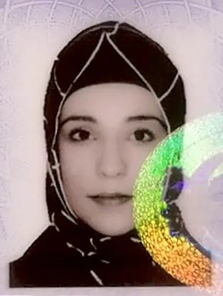 NeVarsaBuradaa's tweet photo. 23 Haziran'da 3 çocuk annesi Hilal Kar boşandığı eşi tarafından sokak ortasında kafasından vurularak katledildi. Katil Mehmet DEMİRHAN tüm şikayetlere rağmen hâlâ yakalanmadı. Aramızda..

#MehmetDemirhanTutuklansın
#hilalkaricinadelet
@EmniyetGM  @Diyarbakirbaro @DiyarbakirEmn @MFkadin @Kadin_Cinayeti