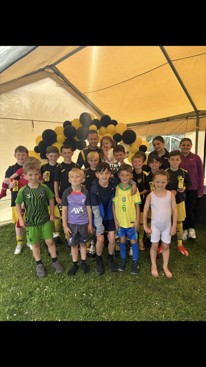 Belter way to end our season with a boss presentation as usual 🖤💛 #squadgoals #grassroots #properteam
