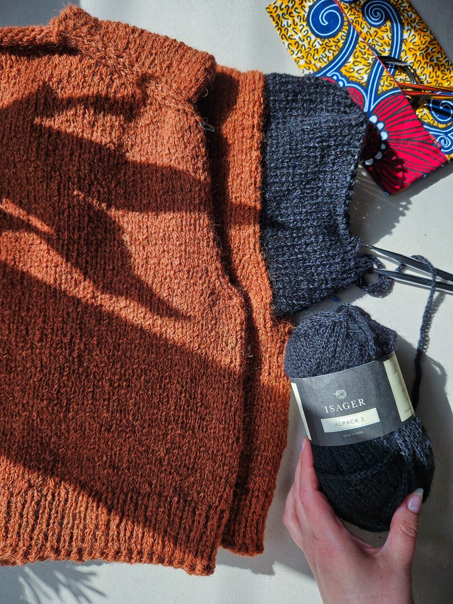 One of the projects that I kept on hold for so long now that now I'm wondering if it is worth finishing 🤔 
The trends are changing so quickly!

#knitcardigan #knitting