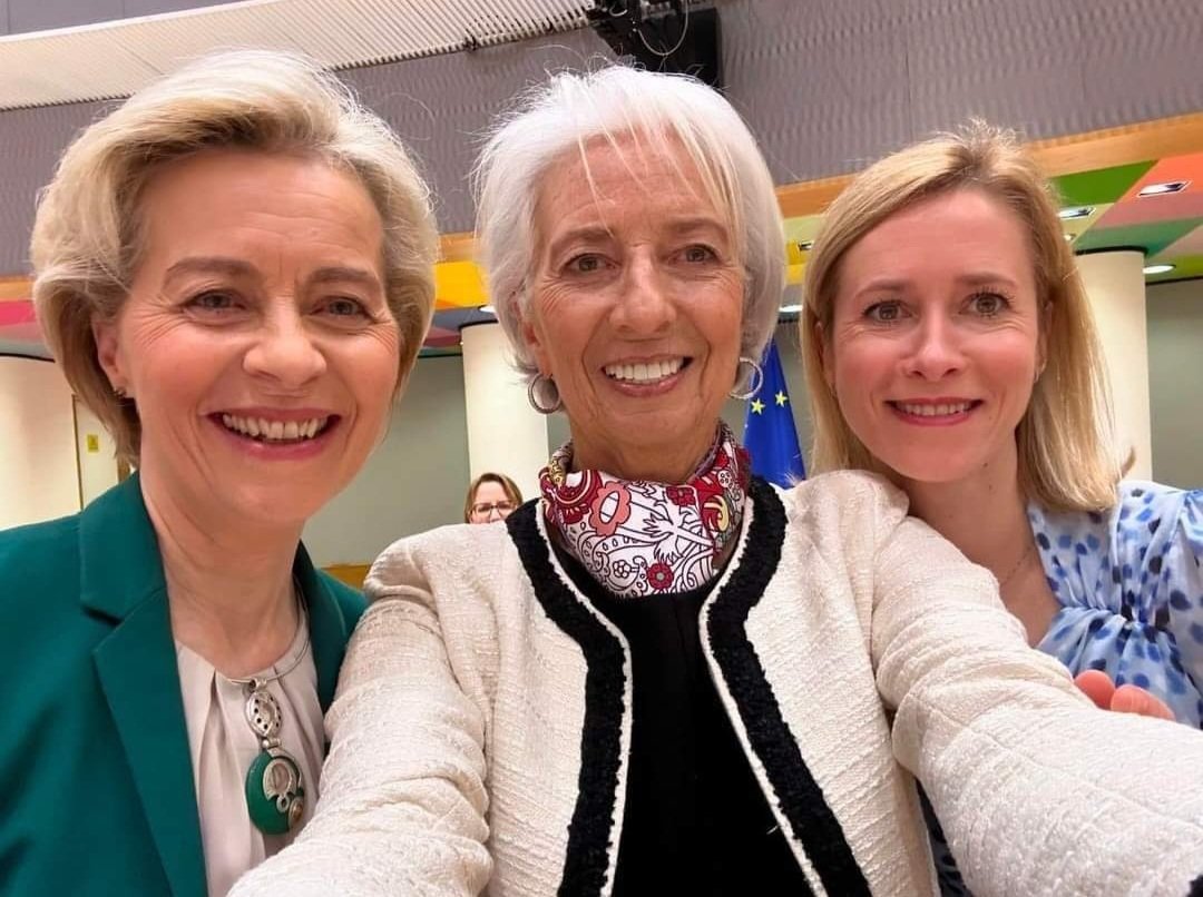 In ordine ,pestilenza ,povertà e guerra in un unico scatto !! 
Che meraviglia !!!!