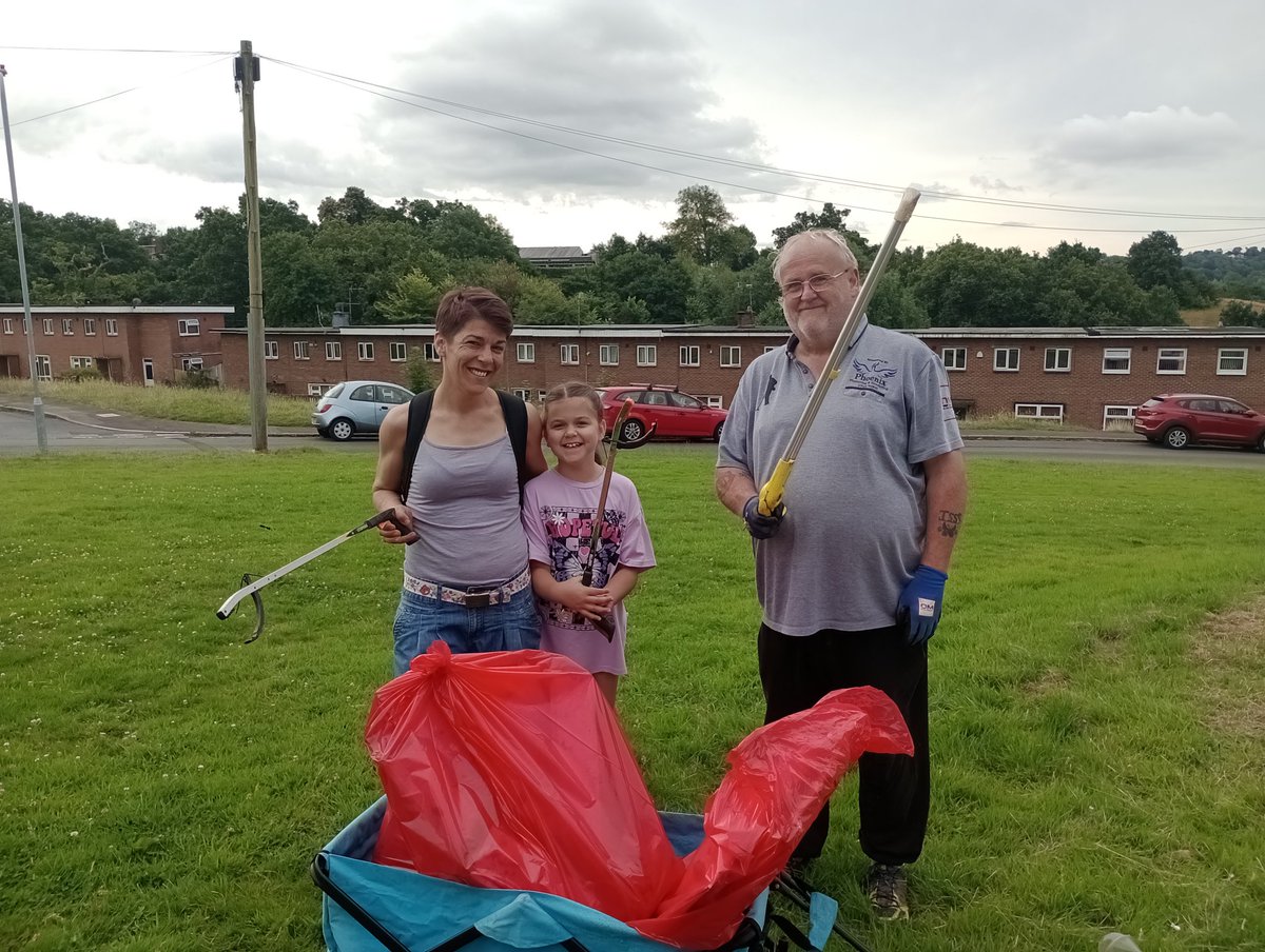 Julie27Rose's tweet photo. Wouldn't it be amazing to achieve 66 likes, that's the amount of helium canisters we retrieved today.
16 Bags of rubbish, scrap and 5 fly tipping reports.
Newport Canal Clean-up and Litter Picking Group with helpers today.
#Keepingthecommunityclean https://t.co/EouiLe229x