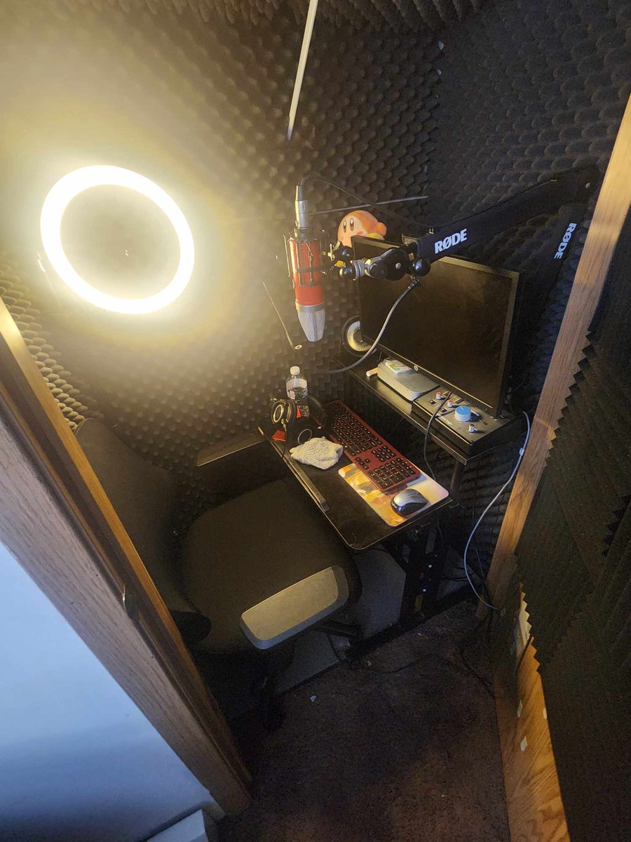 shakyradunn's tweet photo. Finally got it going after eons! #JRNinja
-Mic Parts S-87
-SSL2 interface
-Adobe Audition
-Hardwired Dell desktop computer
-Teeny beeny living space closet (been reworking the door foam today, so it's incomplete, but-)
https://t.co/wZaRl8eGNl https://t.co/6k1UIuqPgP