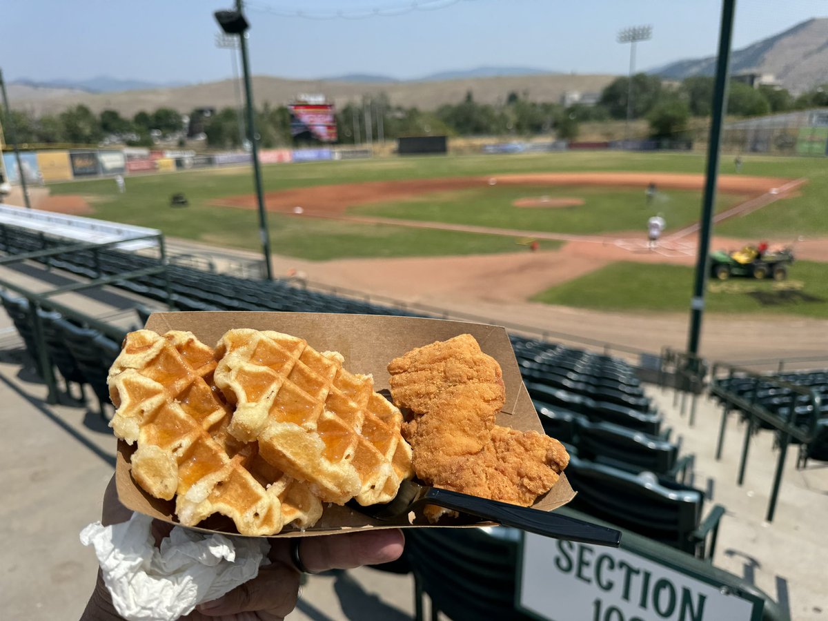 KakiuchiB's tweet image. It is chicken and waffles Sunday with @GoPaddleHeads ! Come get your’s and see some great baseball! #PaddleUp