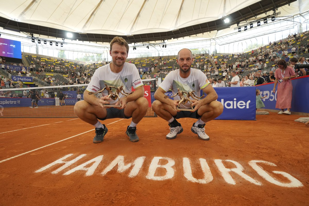 Not_Esportivas's tweet photo. ATP!
Parabéns aos duplistas campeões, os alemães Tim Puetz e o seu compatriota @KrawietzKevin que conquistaram o @atptour 500 de @hamburgopenatp, conquistando o primeiro título no ano e o segundo título na carreira juntos
#ATP #ATP500 #tennis #HamburgOpen #TimPuetz #KevinKrawietz https://t.co/1eFgeunhk6