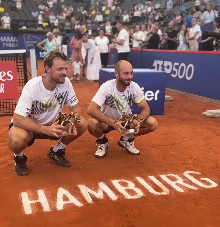 Not_Esportivas's tweet photo. ATP!
Parabéns aos duplistas campeões, os alemães Tim Puetz e o seu compatriota @KrawietzKevin que conquistaram o @atptour 500 de @hamburgopenatp, conquistando o primeiro título no ano e o segundo título na carreira juntos
#ATP #ATP500 #tennis #HamburgOpen #TimPuetz #KevinKrawietz https://t.co/1eFgeunhk6