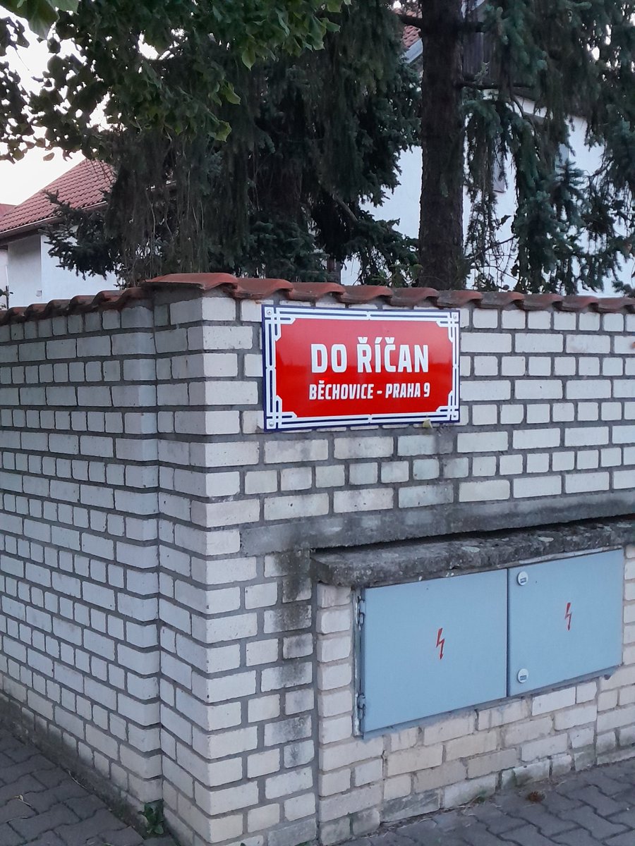 Dál ulicí s ním jedem...