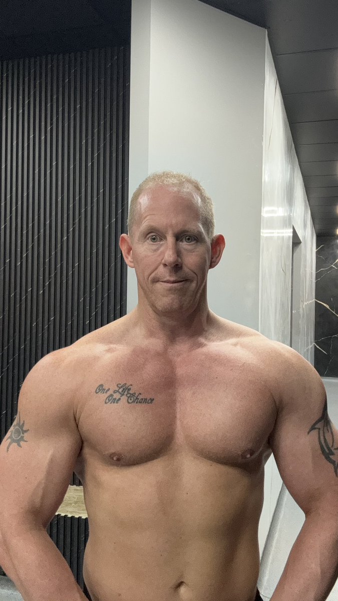musclephil's tweet photo. Gym session this weekend going down well. Time to really push on 💪 https://t.co/WpEZ15pHnf