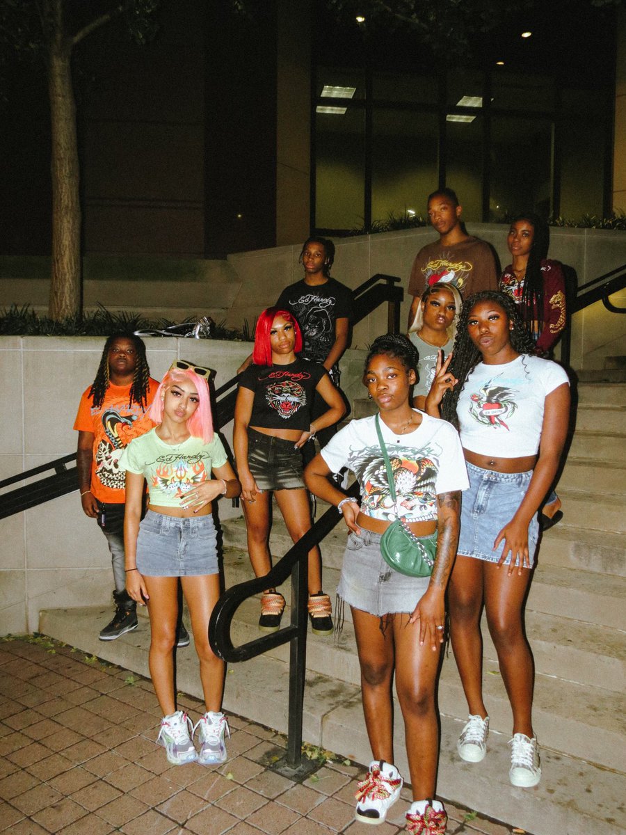 lidaee_'s tweet image. told my friends my dinner theme was ed nd it became a hardy scene