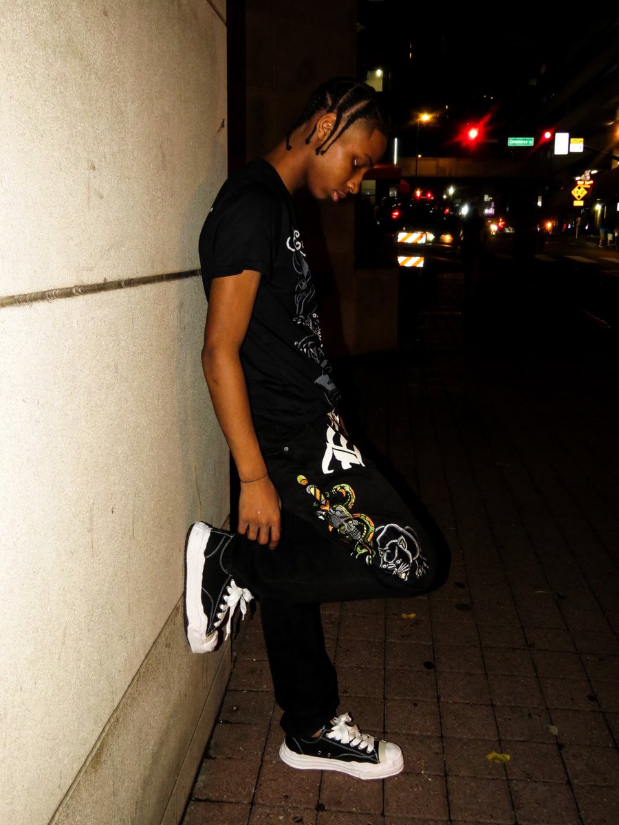 lidaee_'s tweet image. told my friends my dinner theme was ed nd it became a hardy scene