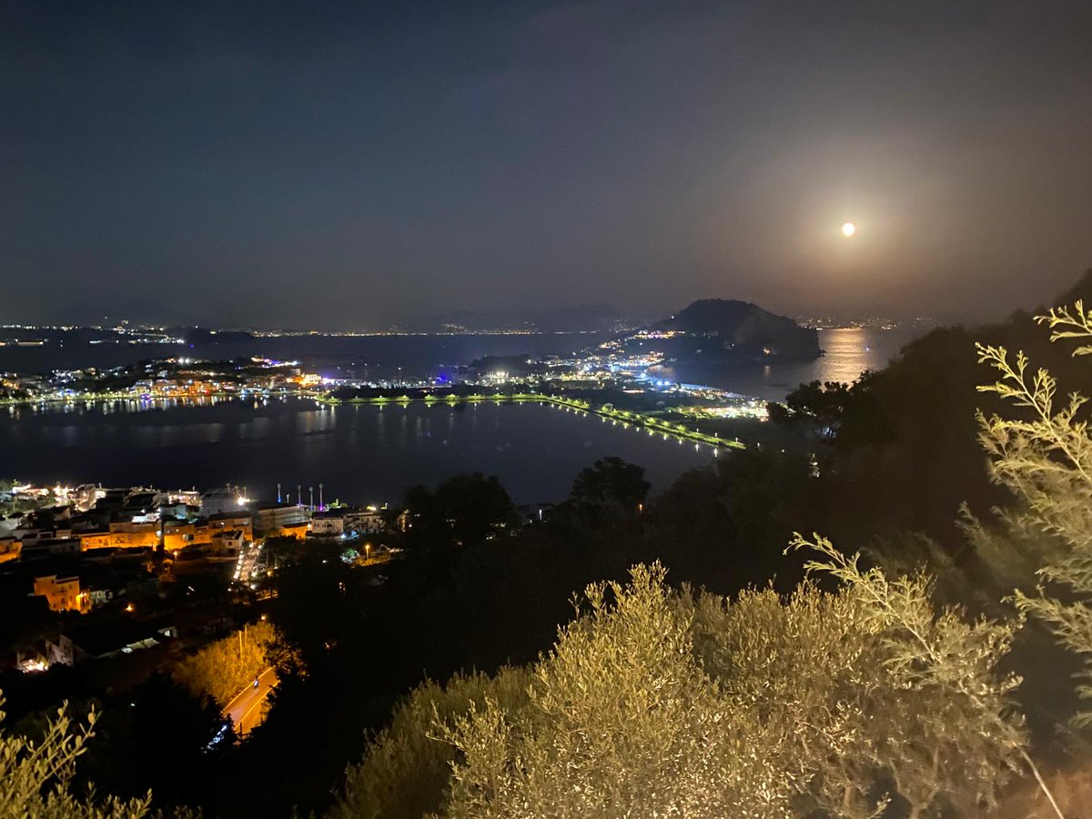 Splendida serata napoletana! Chi indovina cosa sto vedendo? #Napolidavivere #Estate #LunaBella