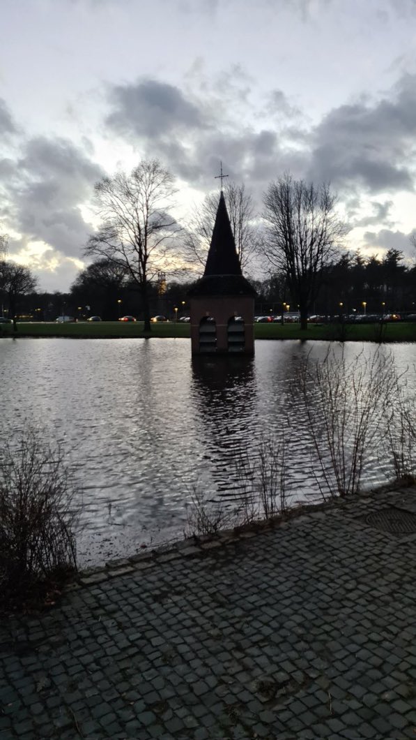 JanvanLoenen2's tweet photo. Situatie in Drienerlo, bij Enschede. Natte voeten voor de kerkgangers. https://t.co/JfzCBSiB9c