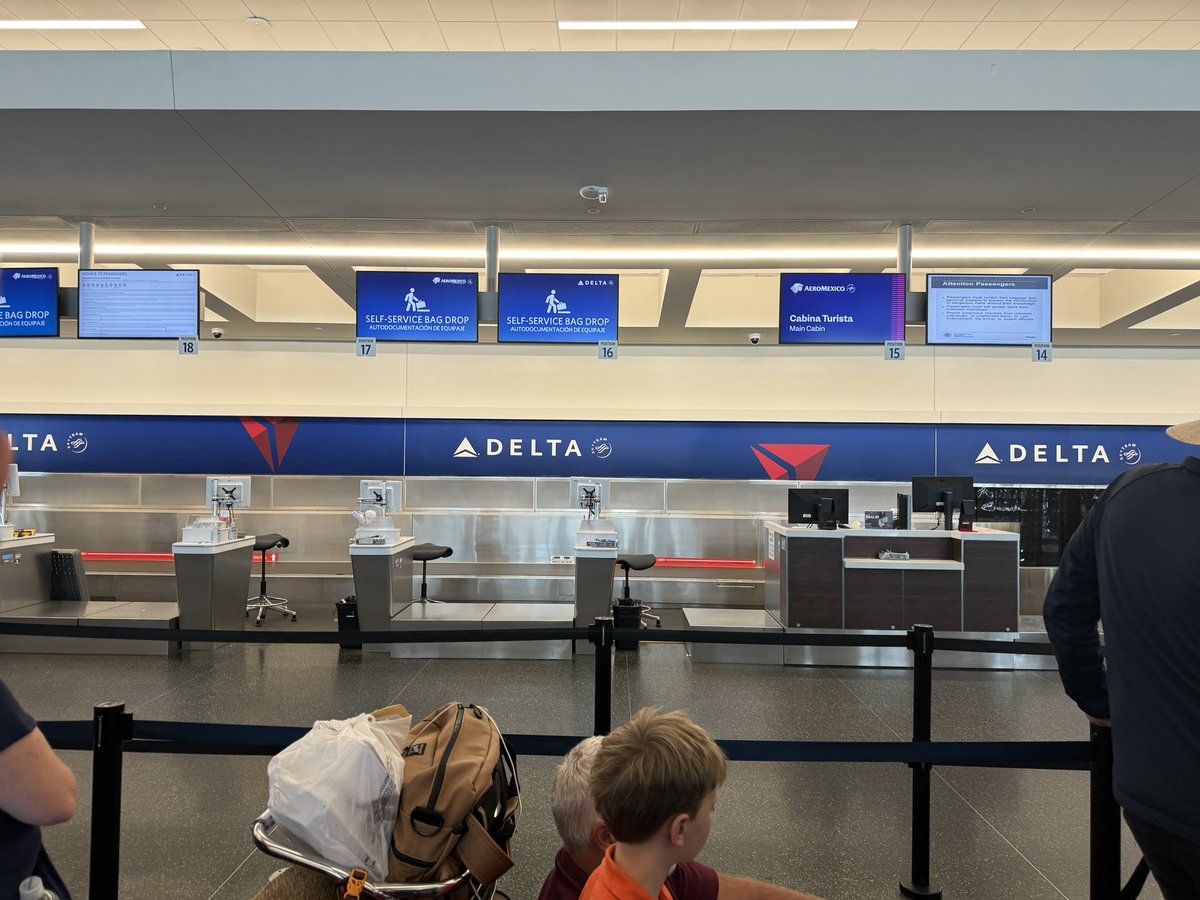 TCMoveForward's tweet image. No flight crews no customer agents wth .@Delta #strandedinslc .@Dejae_Lo