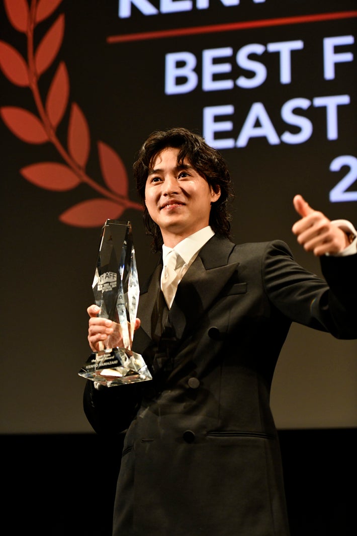 modelpress's tweet photo. 山崎賢人、“日本人初”
「The Best from the East Award」受賞

▫️ニューヨークの授賞式で堂々英語スピーチ
▫️前日には観光地巡りも✈

🔻写真・記事詳細はこちら
https://t.co/rkEizwPskg

#山﨑賢人 #キングダム #忘れられない戦いが始まる @kingdomthemovie https://t.co/8MP8ysEMOV