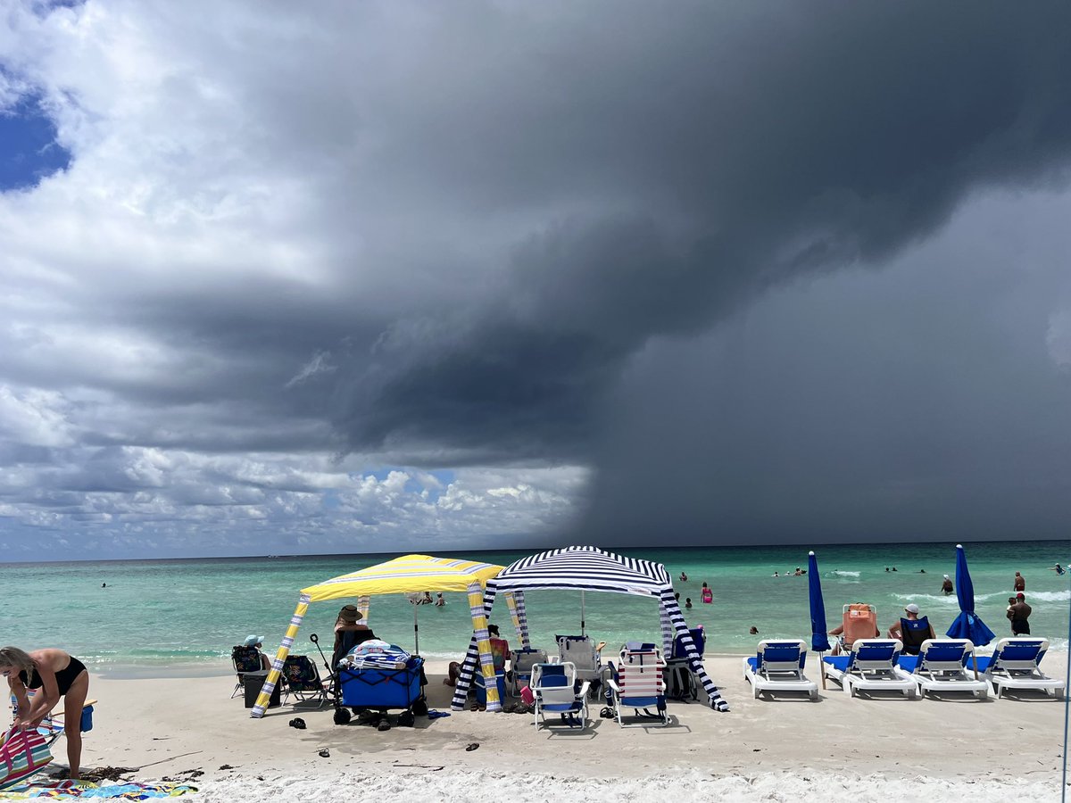 maggievedwards_'s tweet photo. Sunshine and storm clouds colliding over the ocean today! 🌊 ☀️⛈️ 👀 

📍: Panama City Beach, Florida | @spann https://t.co/asxTBWSXXY