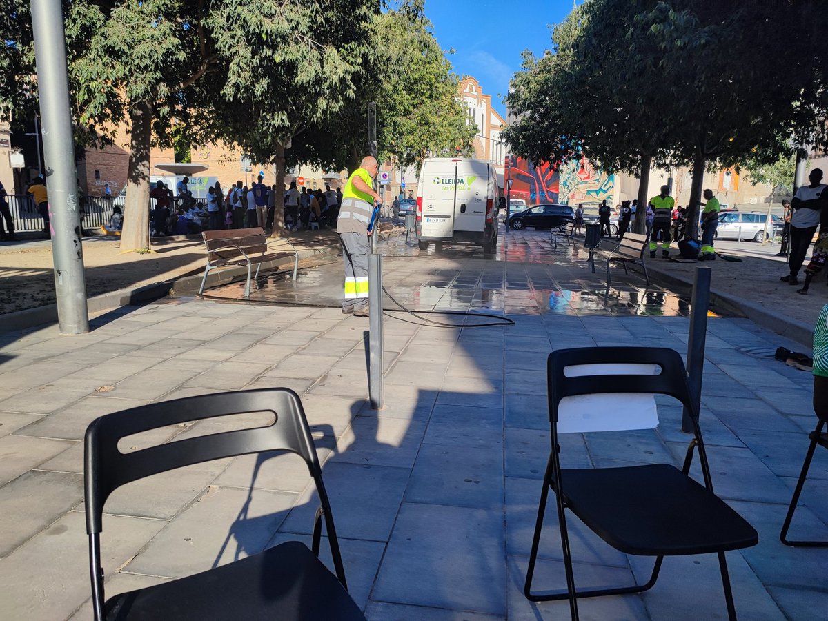 Fruita amb Justícia Social (@destriem_ponent) on Twitter photo 🔴 La <a href="/paerialleida/">Ajuntament de Lleida</a> envia un equip de neteja obstaculitzant l'inici de la xerrada sobre els drets a la campanya de la fruita.
⚠️ La Guàrdia Urbana identifica dos militants per criticar l'acció.
‼️ Prou racisme institucional i policial! 🔴 La <a href="/paerialleida/">Ajuntament de Lleida</a> envia un equip de neteja obstaculitzant l'inici de la xerrada sobre els drets a la campanya de la fruita.
⚠️ La Guàrdia Urbana identifica dos militants per criticar l'acció.
‼️ Prou racisme institucional i policial!