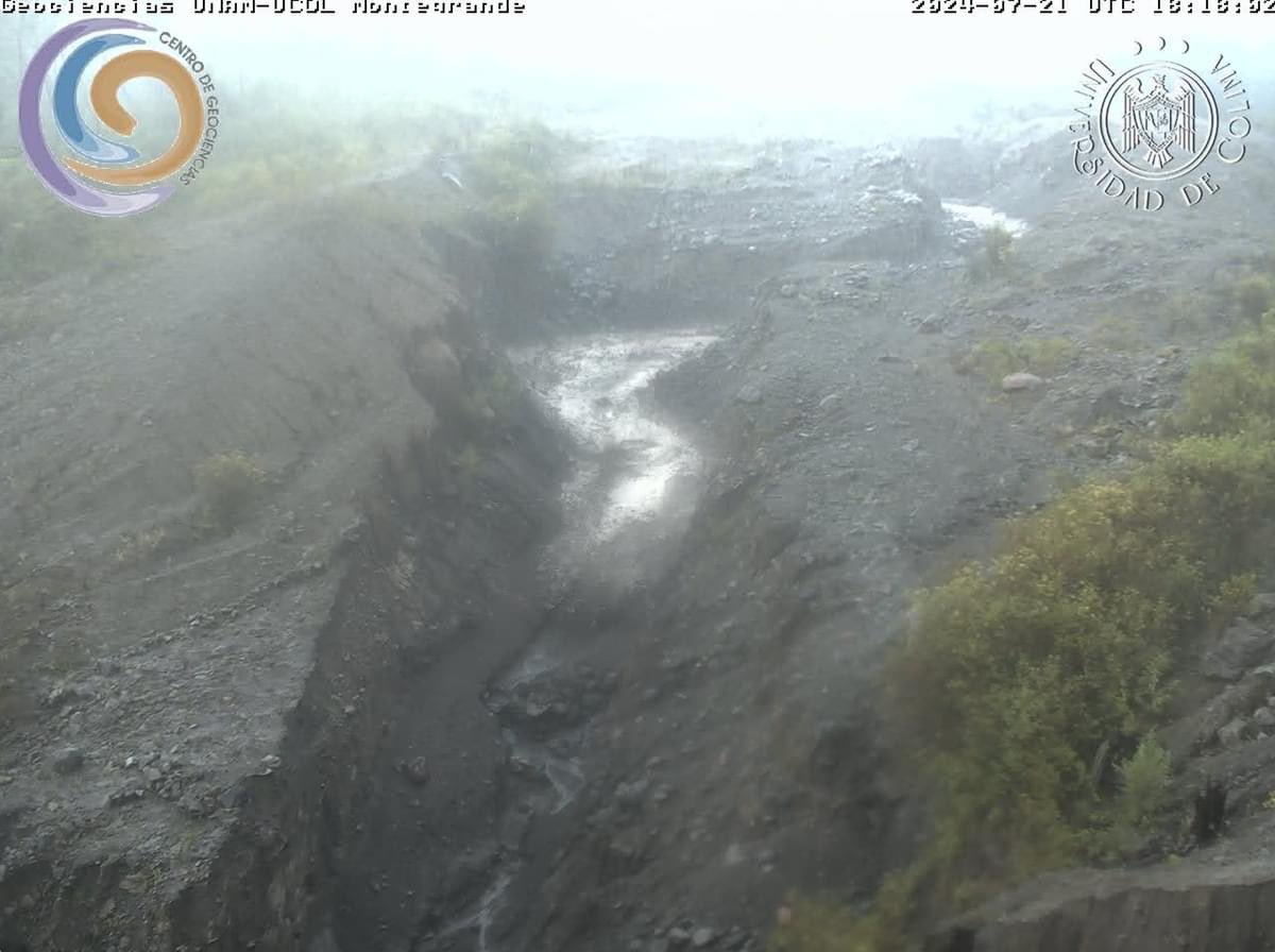 CUEV_UdeC's tweet photo. El día de hoy a las 12:17:50 (hora 18:17:50 UTC) se observó el descenso de un lahar moderado por la barranca de Montegrande en el estado de Colima. Hay que recordar que los lahares son flujos compuestos por agua, sedimentos y escombros (bloques, arboles, etc) que bajan por las https://t.co/KCrQtNkjxF