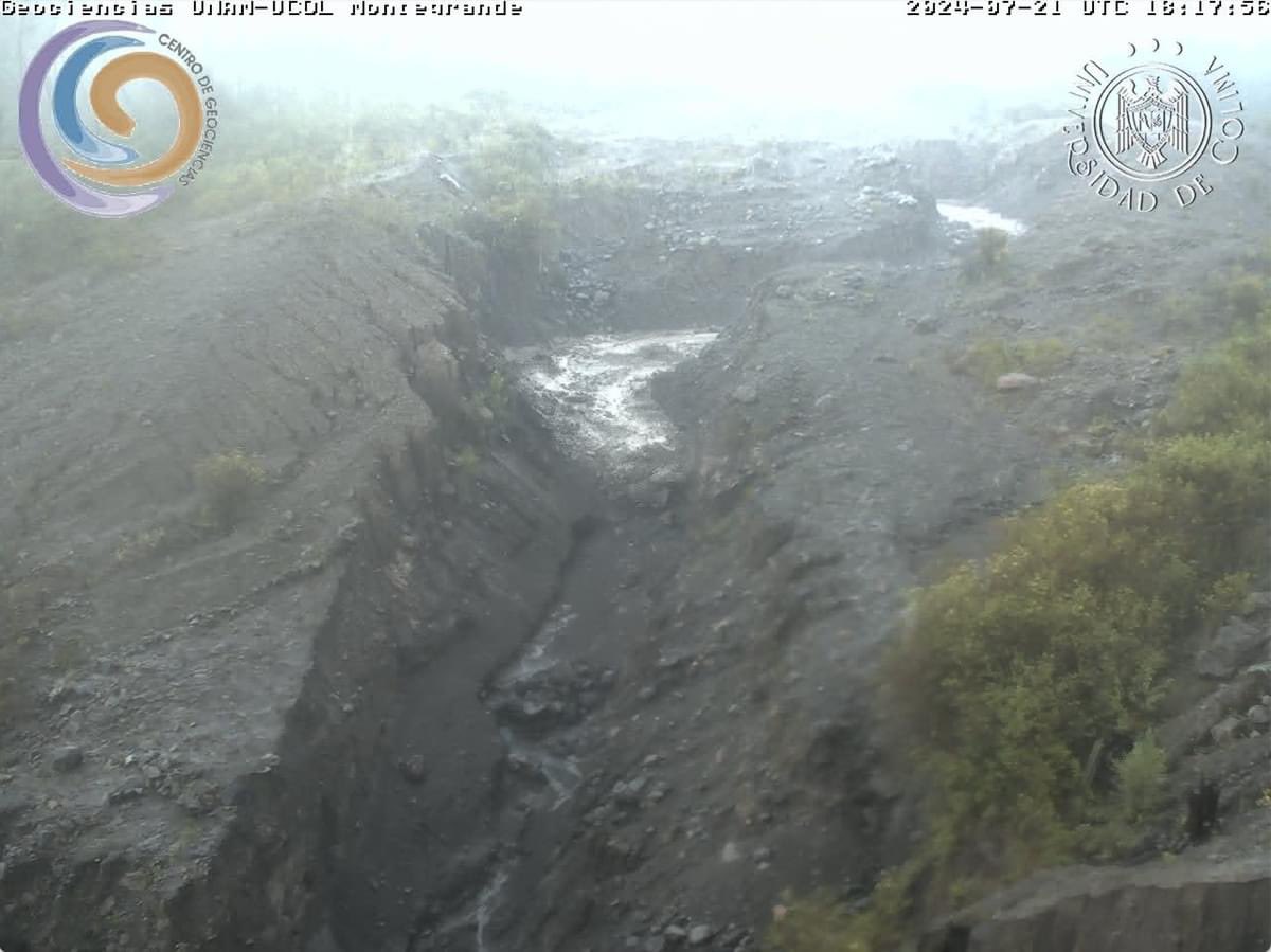 CUEV_UdeC's tweet photo. El día de hoy a las 12:17:50 (hora 18:17:50 UTC) se observó el descenso de un lahar moderado por la barranca de Montegrande en el estado de Colima. Hay que recordar que los lahares son flujos compuestos por agua, sedimentos y escombros (bloques, arboles, etc) que bajan por las https://t.co/KCrQtNkjxF