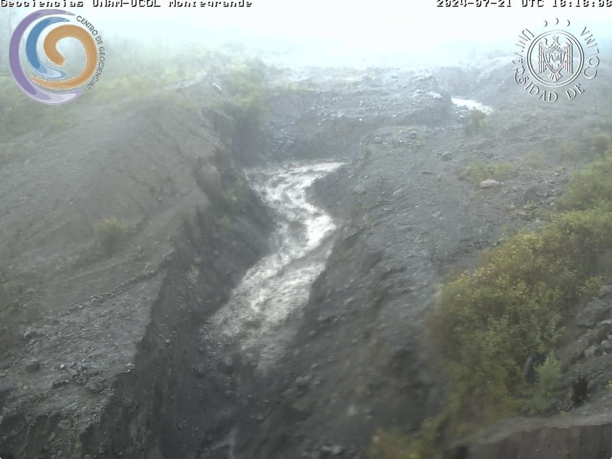 CUEV_UdeC's tweet photo. El día de hoy a las 12:17:50 (hora 18:17:50 UTC) se observó el descenso de un lahar moderado por la barranca de Montegrande en el estado de Colima. Hay que recordar que los lahares son flujos compuestos por agua, sedimentos y escombros (bloques, arboles, etc) que bajan por las https://t.co/KCrQtNkjxF