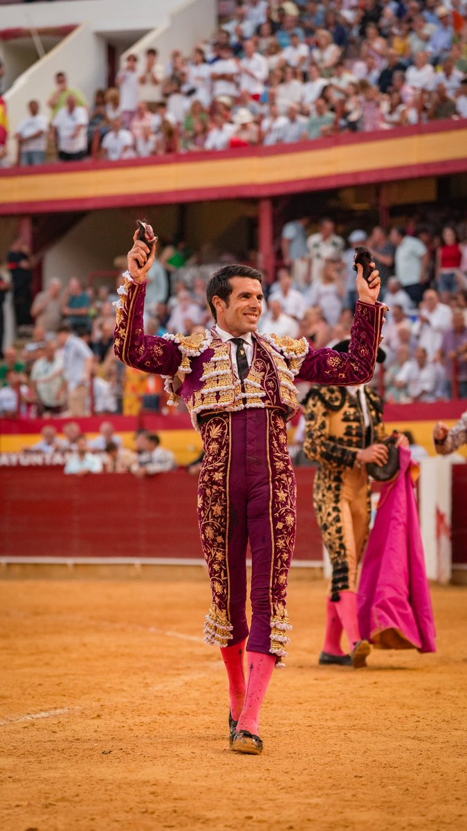 📍|| 𝗥𝗢𝗤𝗨𝗘𝗧𝗔𝗦 𝗗𝗘 𝗠𝗔𝗥 - 2º toro

¡2 OREJAS al segundo! 

#EDJ2024 <a href="/Torosenroquetas/">Plaza de Toros de Roquetas de Mar (Almería)</a>