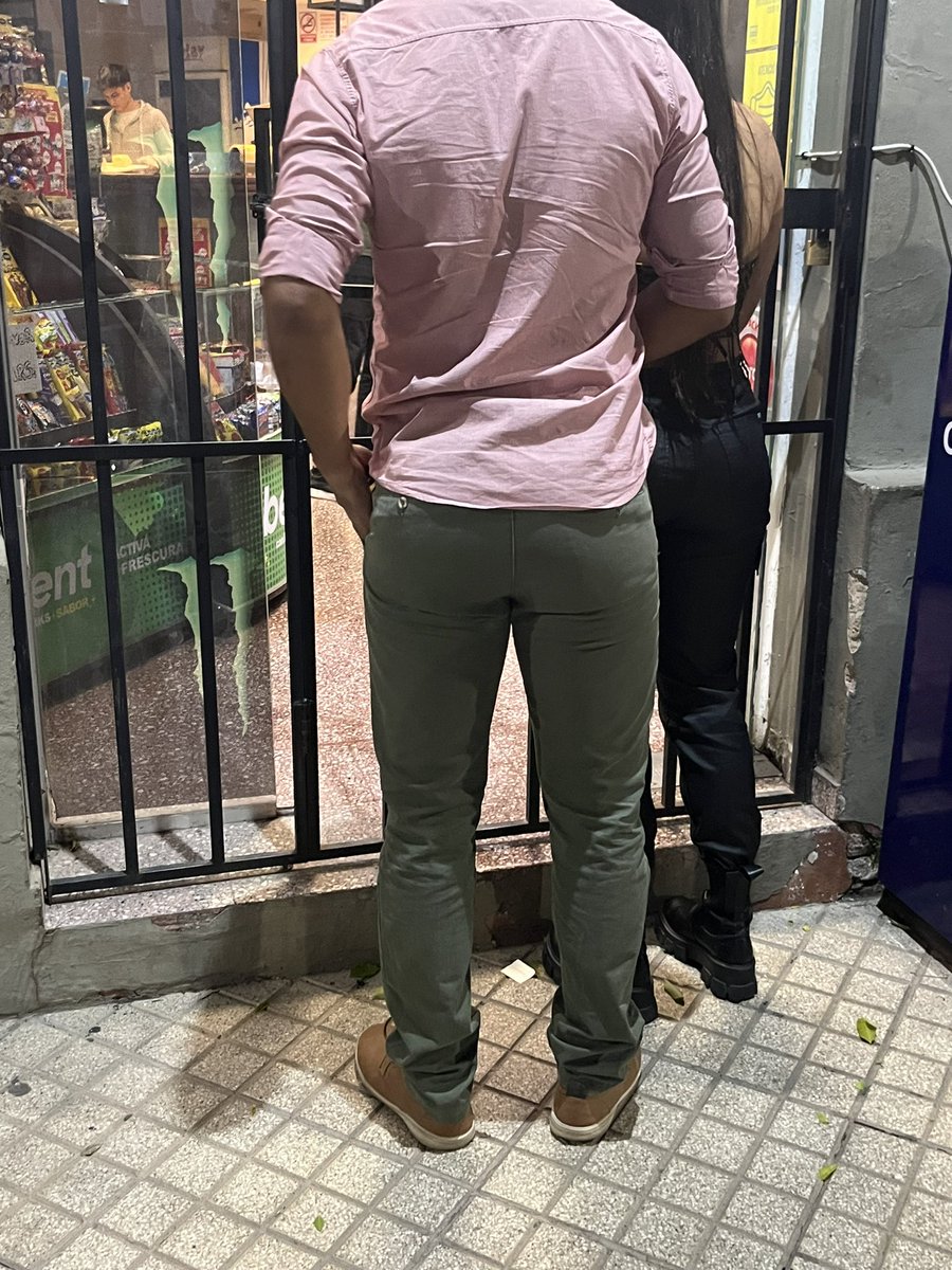 sex04ev3r's tweet photo. Ayer estaba en el kiosko y miren lo que me encontré. Un ortazo hermoso, ya me queda para la paja. No saben lo rico que se veía https://t.co/gqDRUrOdZV