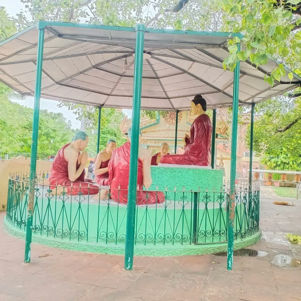 TraditionalVar1's tweet image. कहीं तुलसीदास जी तो कही अघोर संम्प्रदाय, कही कबीरदास जी तो कहीं भगवान #बुद्ध को तो कहीं शिवलिंग को अपना गुरु मानने वालों ने पूरे #काशी में बड़े धूमधाम से #गुरुपूर्णिमा मनाई।
भदैनी स्थित #व्यास मंदिर में उनके गुरु पाराशर महादेव जी के साथ पूजन हुआ।
#गुरुपुर्णिमा की हार्दिक बधाई