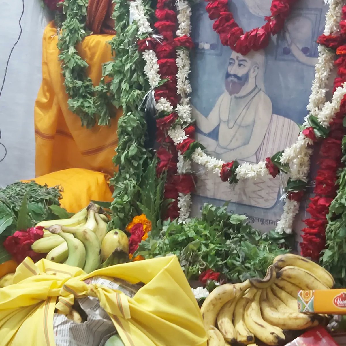 TraditionalVar1's tweet image. कहीं तुलसीदास जी तो कही अघोर संम्प्रदाय, कही कबीरदास जी तो कहीं भगवान #बुद्ध को तो कहीं शिवलिंग को अपना गुरु मानने वालों ने पूरे #काशी में बड़े धूमधाम से #गुरुपूर्णिमा मनाई।
भदैनी स्थित #व्यास मंदिर में उनके गुरु पाराशर महादेव जी के साथ पूजन हुआ।
#गुरुपुर्णिमा की हार्दिक बधाई