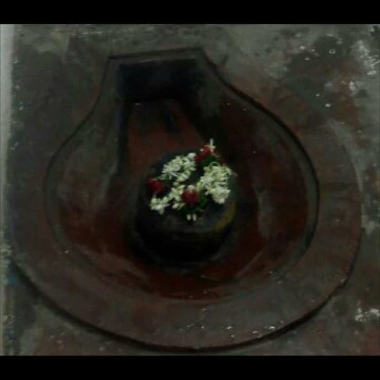 TraditionalVar1's tweet image. कहीं तुलसीदास जी तो कही अघोर संम्प्रदाय, कही कबीरदास जी तो कहीं भगवान #बुद्ध को तो कहीं शिवलिंग को अपना गुरु मानने वालों ने पूरे #काशी में बड़े धूमधाम से #गुरुपूर्णिमा मनाई।
भदैनी स्थित #व्यास मंदिर में उनके गुरु पाराशर महादेव जी के साथ पूजन हुआ।
#गुरुपुर्णिमा की हार्दिक बधाई