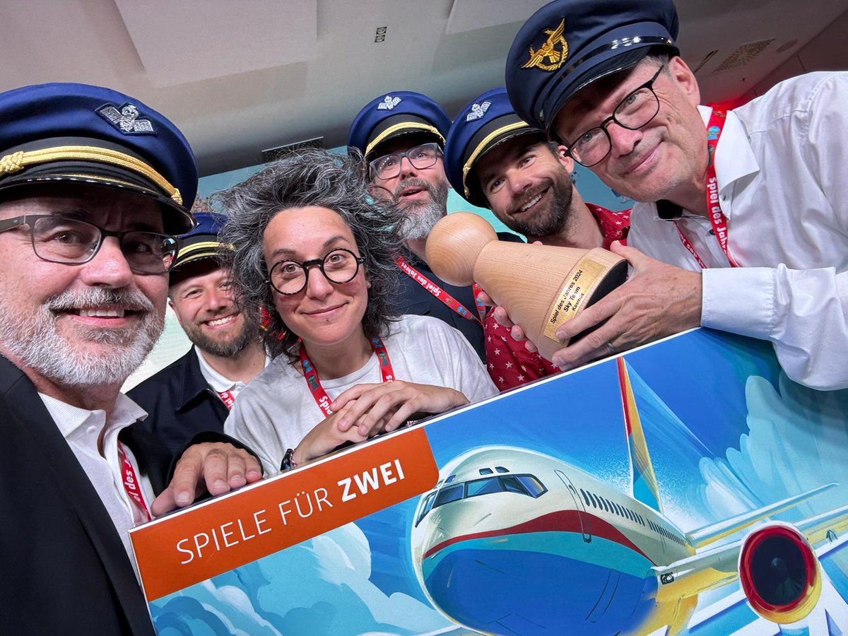 What an amazing photo! The <a href="/Scorpionmasque/">Scorpion masqué</a> team with <a href="/KOSMOS_Verlag/">KOSMOS Verlag</a> and the <a href="/HachetteBGUSA/">Hachette BG USA</a> President! So excited to be apart of the Sky Team team!!