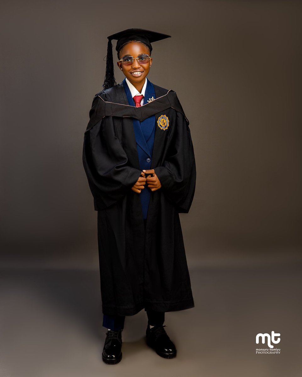 yabaleftonline's tweet photo. 19 year old Tolulope Ekundayo graduates with a First Class in Accounting from Adeleke University. https://t.co/980dnZPYyX