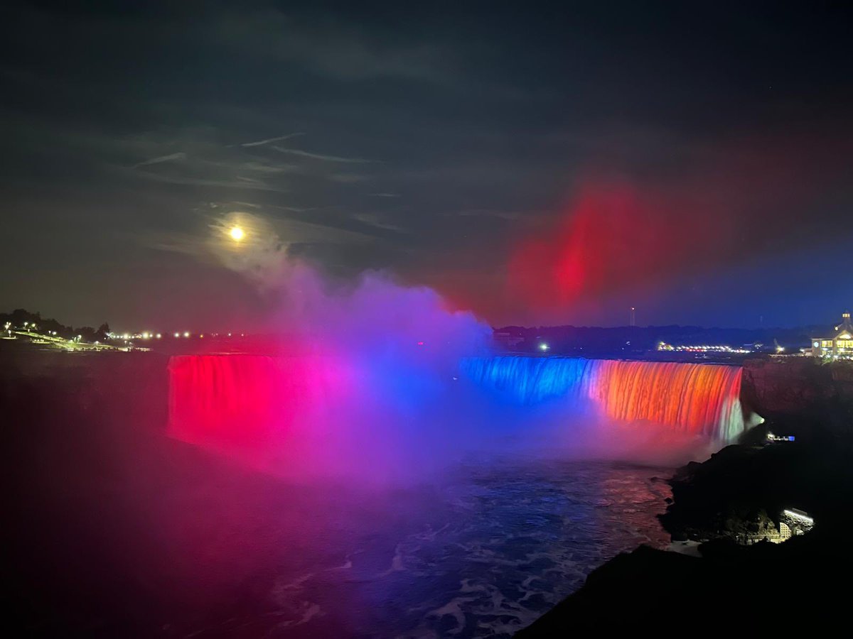 ColEmbCanada's tweet photo. 🇨🇴 Niagara Falls were illuminated bright in yellow, blue, and red to celebrate Colombian Independence Day!  A dazzling tribute to our country of beauty. #NiagaraFalls #Colombia https://t.co/TxK7tUwBAg