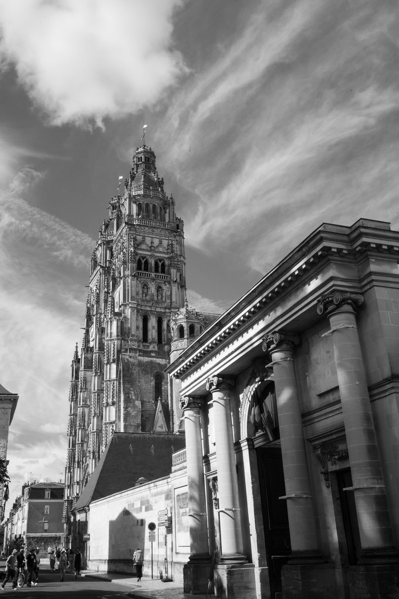 Musée des beaux-arts et cathédrale saint gatien <a href="/villedetours/">Ville de Tours</a> 
#streetphography #blackandwhitephotography #leica