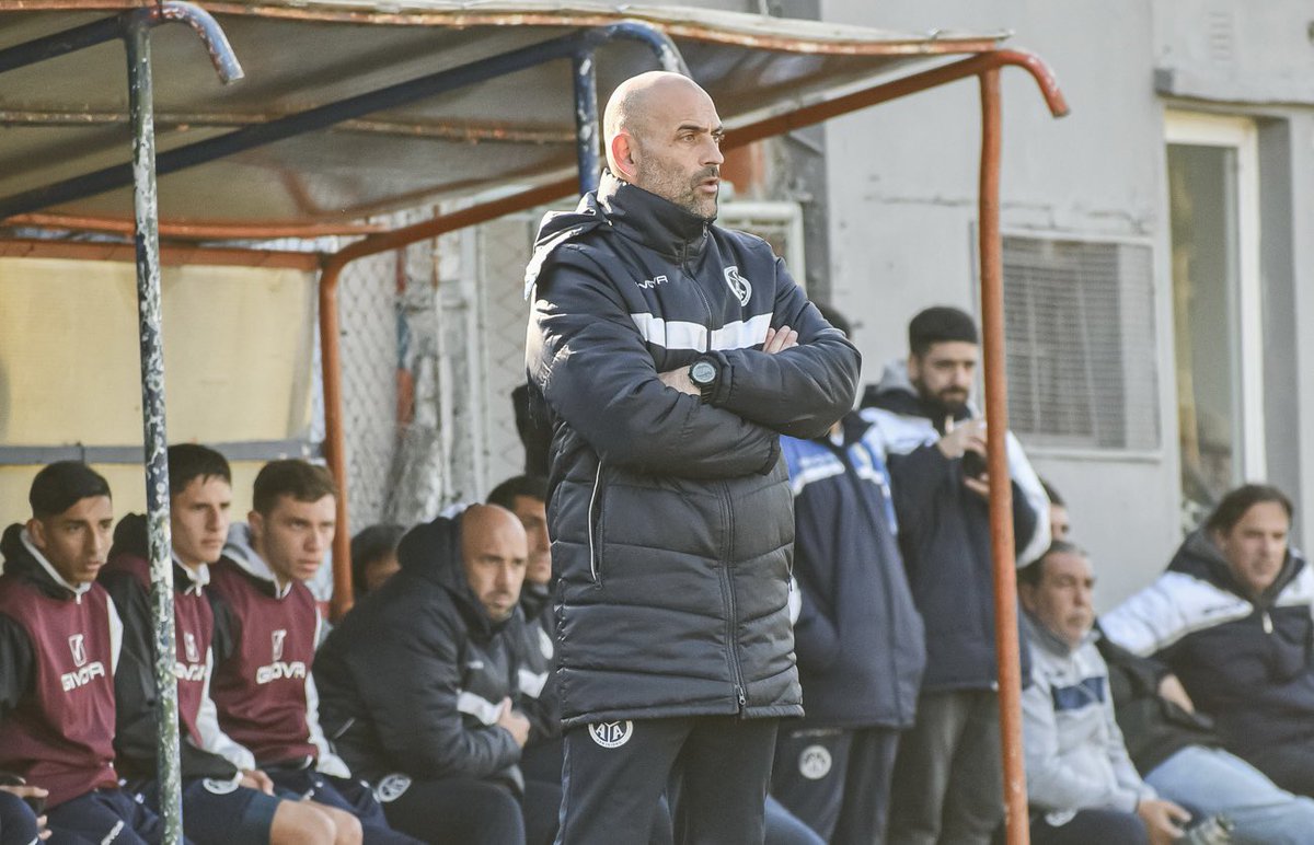 NotiAcassuso's tweet photo. Dirigió 9 partidos 
Gano 1 (Comu)
Empató 2 (Liniers y Flandria)
Perdió 6 

¿Opiniones? https://t.co/M4brf56DdJ
