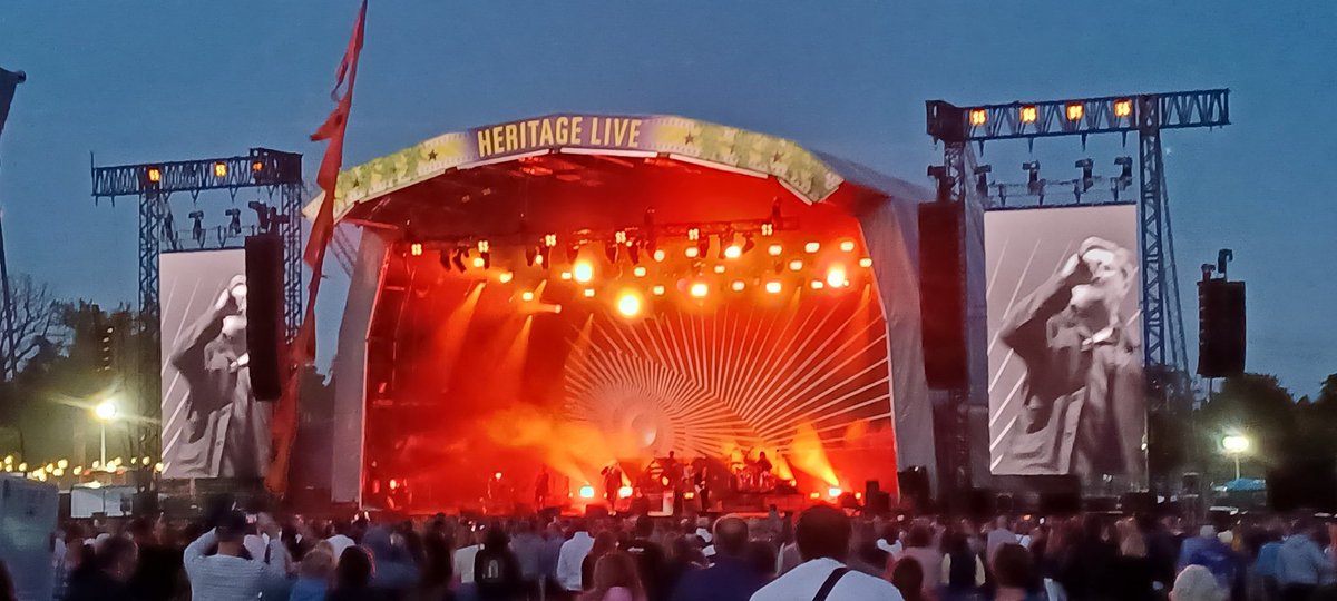 Smiffer73's tweet photo. Just returned from #EnglefieldHouse where @Elbow where performing live. WOW, WOW, WOW!!!!!! Best gig so far this year.😃
#HeritageLive #Reading #livemusic #Elbow #AudioVertigo https://t.co/dcRkAXydMg
