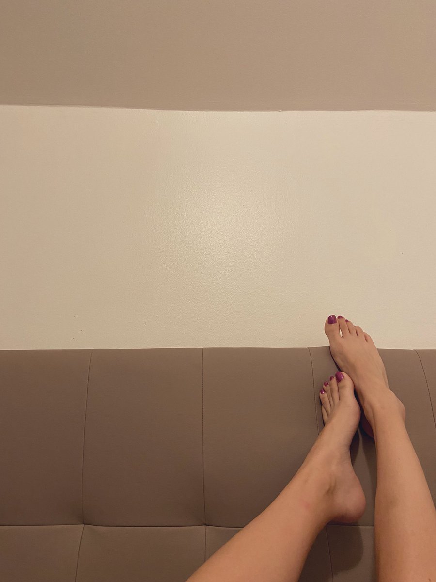 DeesseRyne's tweet photo. Votre Déesse a refait ses pieds… 
Viens finir d’en prendre soin, masse les 🦶💆‍♀���

#Ongles #Pieds #Pédicure #Soumis https://t.co/ORNdcBd5nj