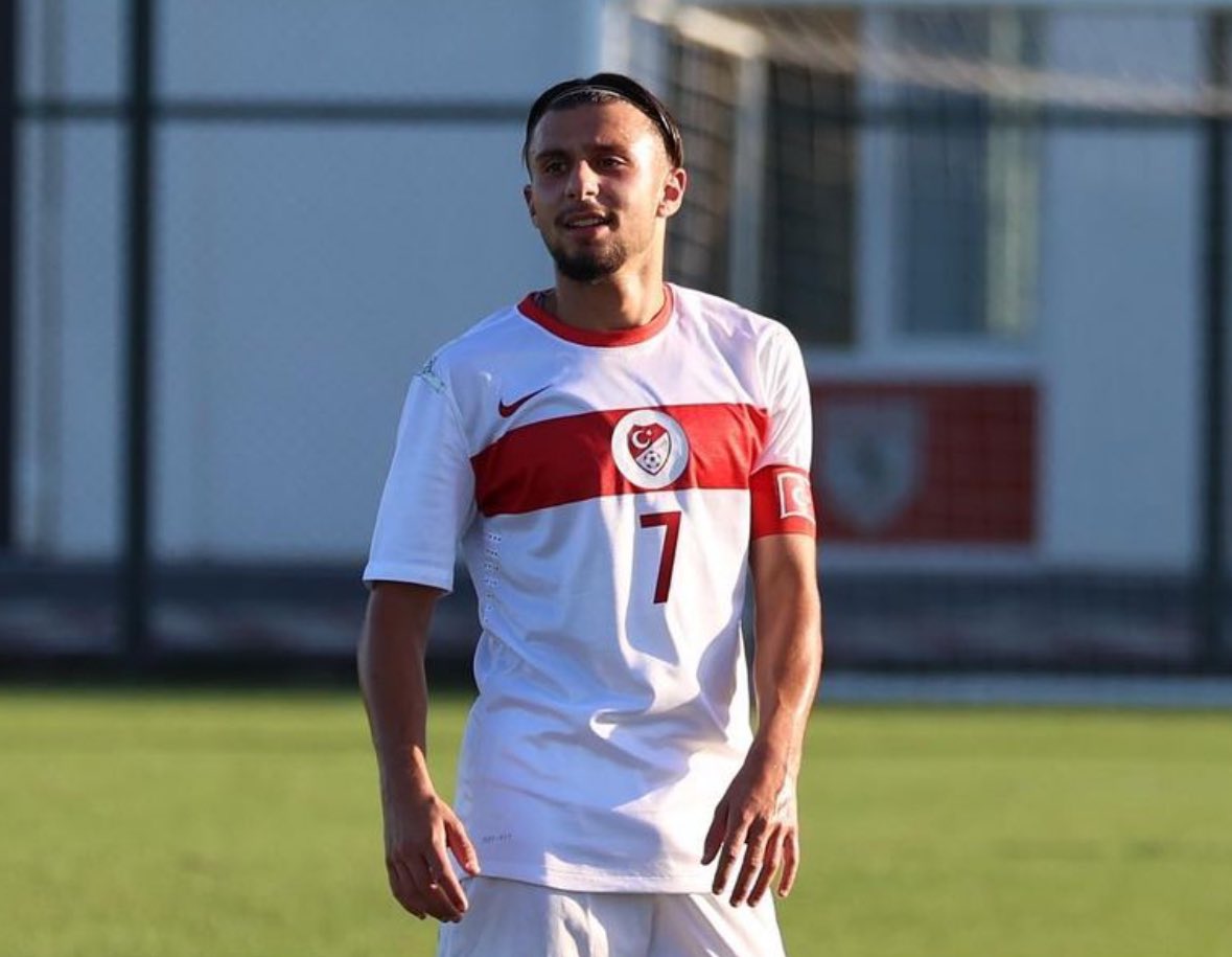 FabrizioRomano's tweet photo. ⚪️⚫️🇹🇷 Understand Juventus are interested in 2005 born left back Berkay Yilmaz from Freiburg.

He’s doing excellent at Euro U19 and Juve appreciate him, while Freiburg have made an important proposal to keep Yilmaz as key player for their project. https://t.co/Xa8yGGU5kb