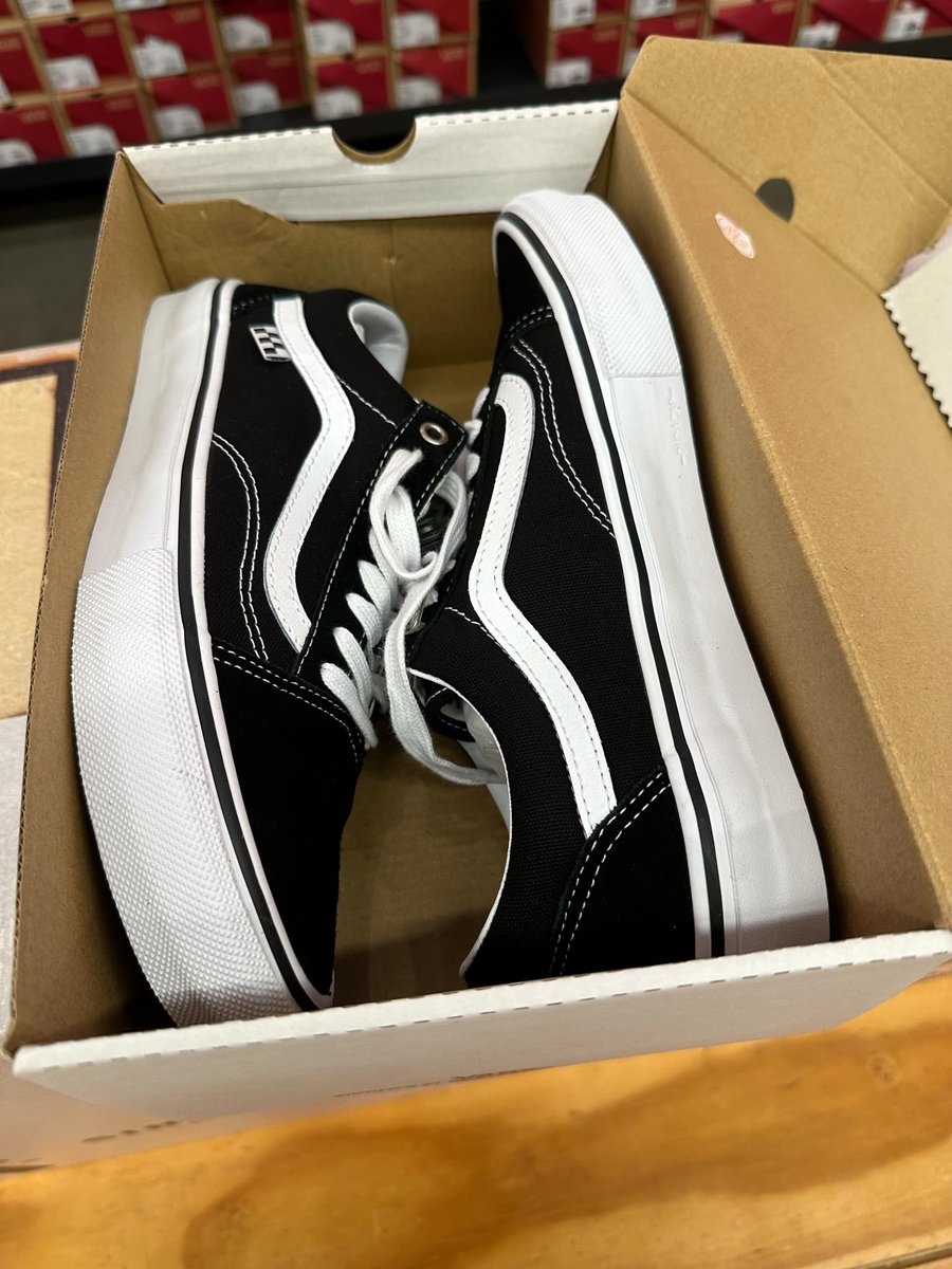EarlsonRay's tweet photo. So you're having fun without me. Come home na and bring me my new shoes. ❤️ https://t.co/6Ayl9o1bvM