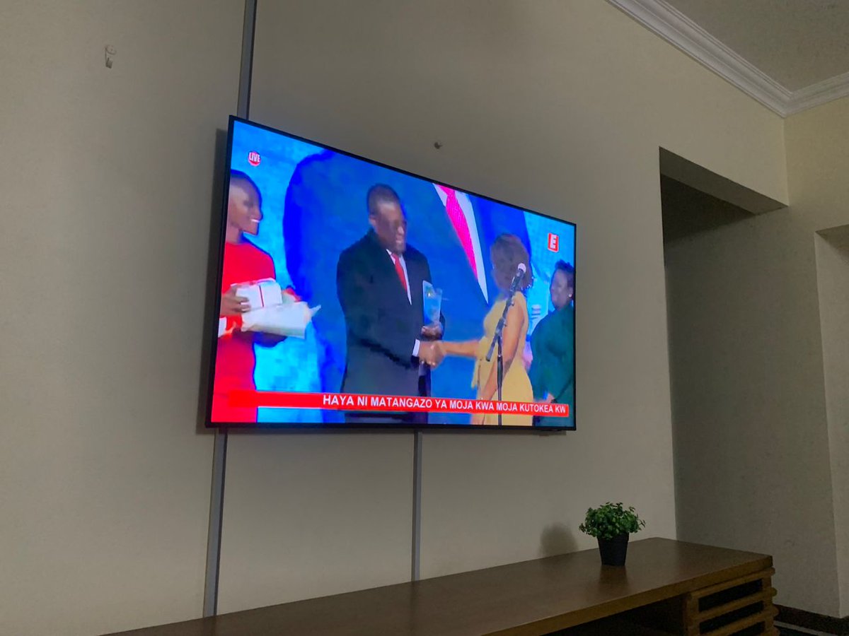 ze_mandevu's tweet photo. Mwamba hana ata habari yupo zake kugawa Tuzo huko. 😂 💔 https://t.co/1QPiFr9iub