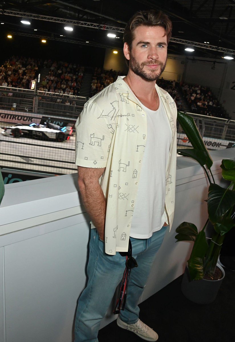 liam Hemsworth news tweet media