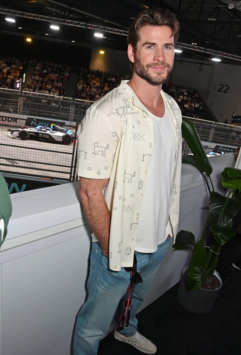 liam Hemsworth news tweet media