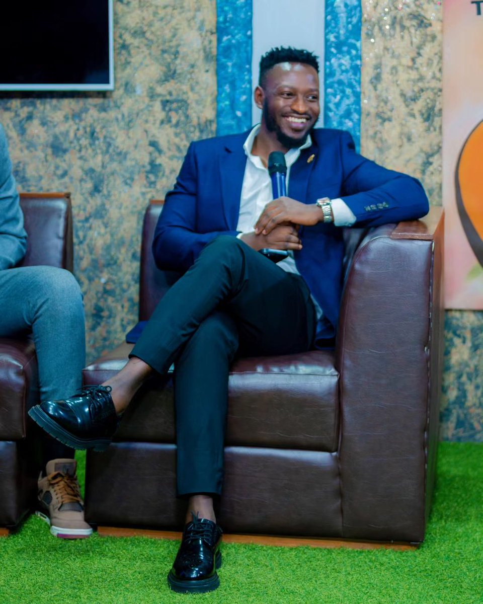 thechoice_live's tweet photo. Umunyamakuru wacu @philpeter250 nawe yamaze kugera muri studio za Isibo Tv muri Sunday Choice Live y'uyu munsi.

Turi live ku Isibo Tv 

#sundaychoicelive https://t.co/cSHxNmM0Zn