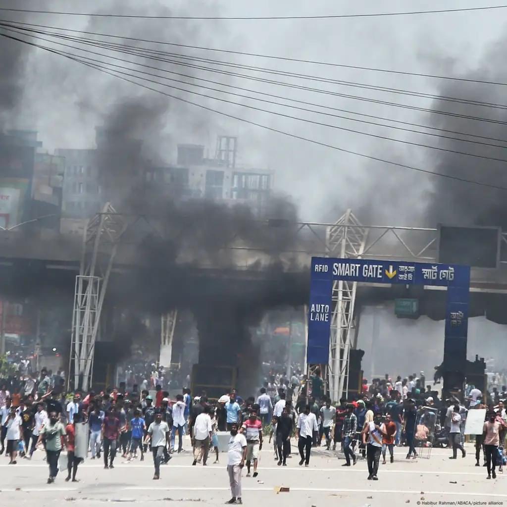 ALMahamud_'s tweet photo. Over 56hours No internet 
Over 300+ students killed 

#SaveBangladeshiStudents
#StepDownHasina
#HumanRightsViolationn
@cnni @BBCWorld @amnesty @UN_HRC https://t.co/pqqPKaztaM