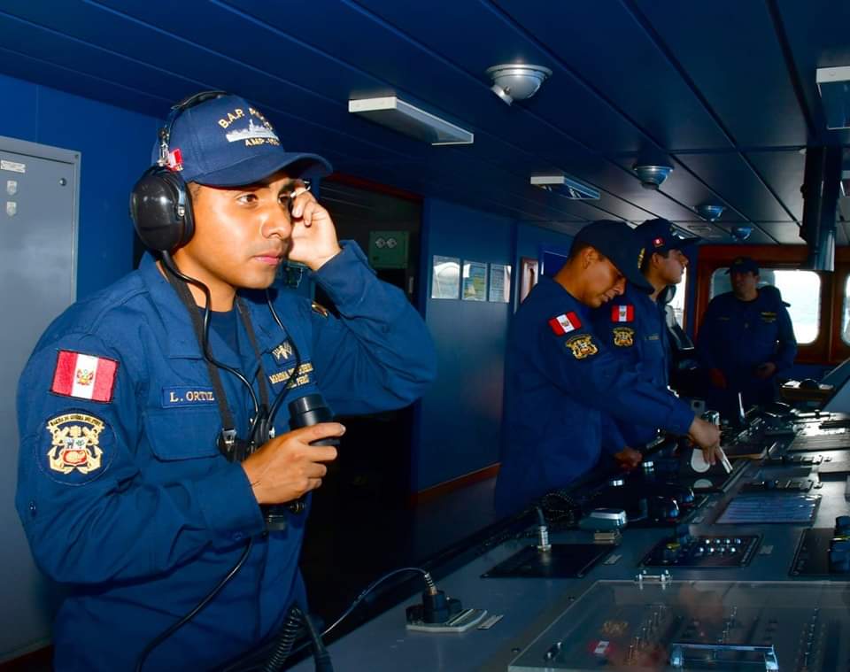 naval_peru's tweet photo. Poniendo en práctica el alto nivel de capacitación, educación e instrucción recibidos en  el CITEN, los Oficiales de Mar de la promoción 2024 que integran la dotación del #BAPPisco, con orgullo y responsabilidad han iniciado sus carreras participando en el ejercicio #RIMPAC2024. https://t.co/xjMpUgZ10H
