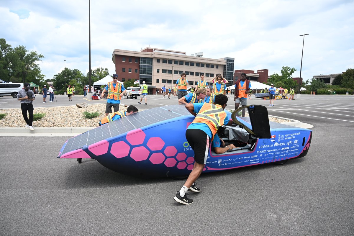 Nicoleedits's tweet photo. Awww sookie sookie now! The Solar Cars are here! Great photos, Howard Ash. Thank you!

https://t.co/2qX0Dp29mI 
#SIUE #MySIUE #SchoolofEngineering #OurEngineeringStudentsAreRockStars #ElectrekAmericanSolarChallenge #Solar #SolarVehicles #SolarCars #CougarBaja https://t.co/gVOSrk0rRm