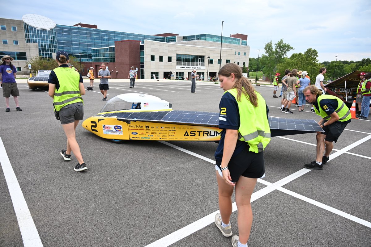 Nicoleedits's tweet photo. Awww sookie sookie now! The Solar Cars are here! Great photos, Howard Ash. Thank you!

https://t.co/2qX0Dp29mI 
#SIUE #MySIUE #SchoolofEngineering #OurEngineeringStudentsAreRockStars #ElectrekAmericanSolarChallenge #Solar #SolarVehicles #SolarCars #CougarBaja https://t.co/gVOSrk0rRm