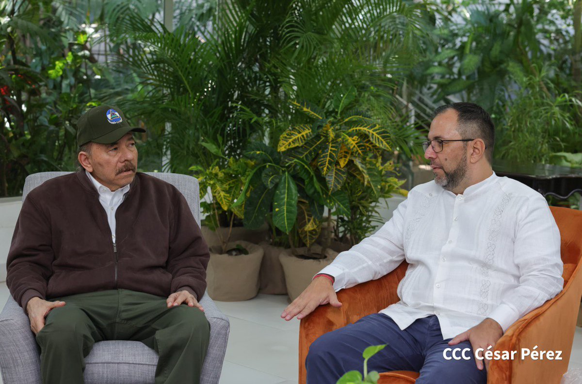 yvangil's tweet photo. Sostuvimos un grato encuentro con el Presidente y Vicepresidenta de Nicaragua, Daniel Ortega y Rosario Murillo, a quienes transmitimos el saludo revolucionario del Presidente @NicolasMaduro y sus felicitaciones por el reciente aniversario de la Revolución Sandinista. Dialogamos sobre la relevancia de seguir promoviendo la amistad y cooperación entre nuestras naciones a medida que avanzan en nuevas etapas de sus proyectos de desarrollo y autodeterminación.