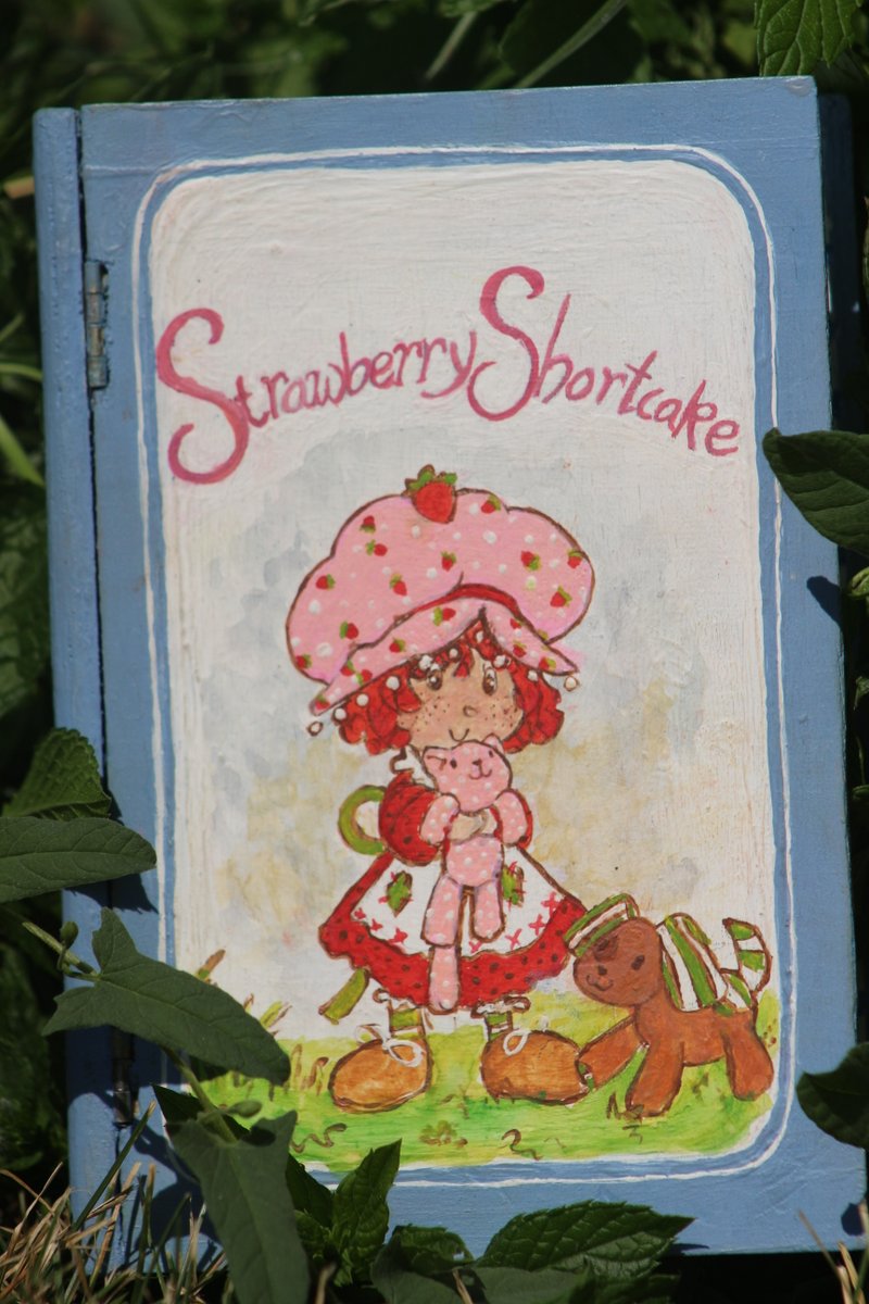 gingerpink11's tweet photo. the brainrot took over #strawberryshortcake #vintagebook #vintagestrawberryshortcake #clay #polymerclay #keychain #vintageart #sculpture https://t.co/iFjOfpymwC