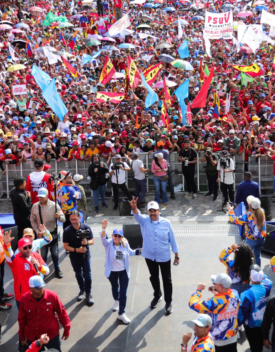 #DeInterés | Venezuela se orienta a un nivel de democracia nunca antes visto, destacó el presidente <a href="/NicolasMaduro/">Nicolás Maduro</a>. 

“Vamos a hacer con los consejos comunales, las comunas y los circuitos comunales una consulta trimestral para que el pueblo vote en su comunidad por el proyecto