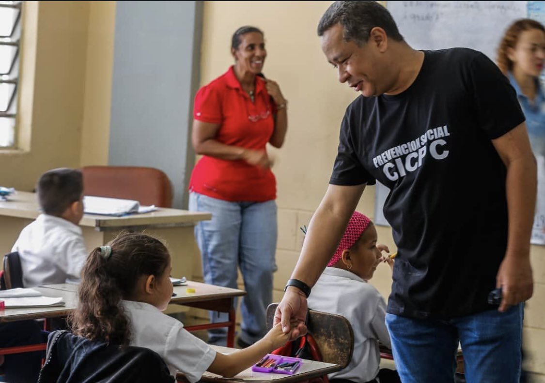 DouglasRicoVzla's tweet image. Un niño representa siempre el futuro. Nuestras sociedades son verdaderamente humanas, cuando cuidamos y protegemos a los niños. Su felicidad y porvenir, está siempre asociada a nuestra sensibilidad. Feliz Día del niño.
 #VenezuelaEsCalidad
